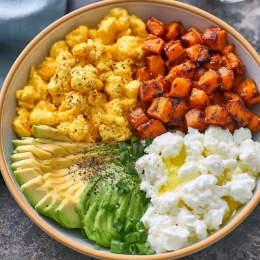 Delicious high-protein breakfast bowl with eggs, quinoa, and fresh vegetables