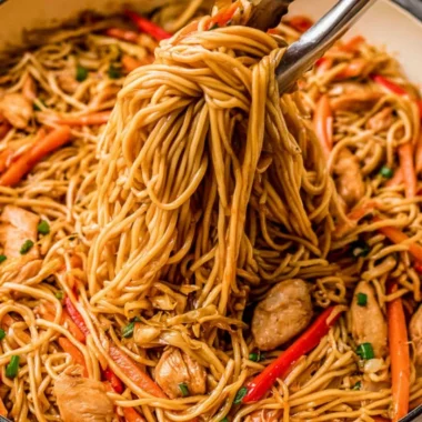 Plate of quick and easy chicken lo mein with vegetables and noodles