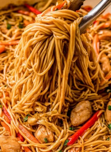 Plate of quick and easy chicken lo mein with vegetables and noodles